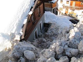 Illustration for article titled Video: Massive avalanche seems to be alive
